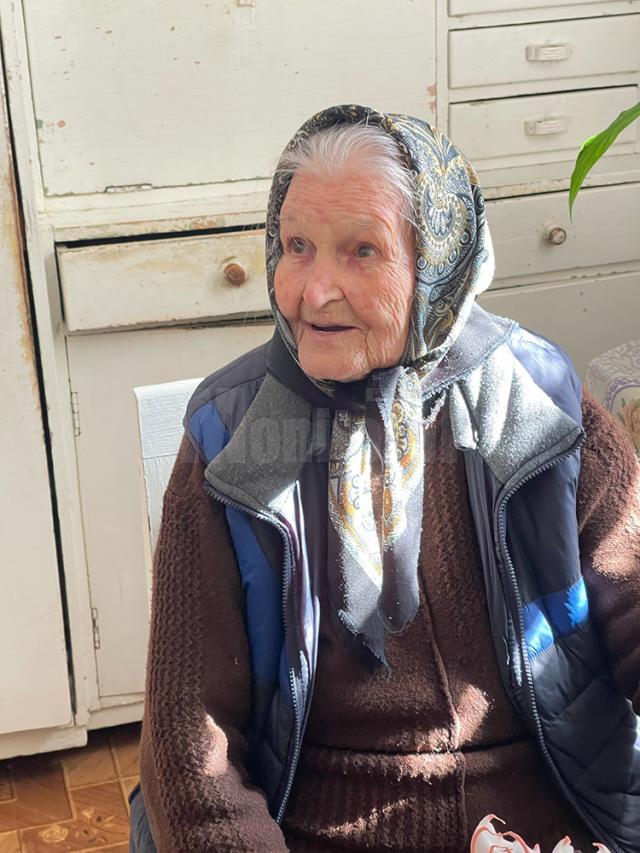 Dochiţa Popescu, decana de vârstă a comunei Şaru Dornei, a împlinit 100 de ani