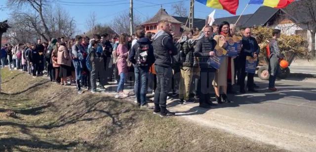 Aproape 1.000 de participanți la „Marşul pentru viaţă”, la Vicovu de Sus. Foto Cromtel TV