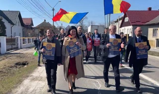 Aproape 1.000 de participanți la „Marşul pentru viaţă”, la Vicovu de Sus. Foto Cromtel TV