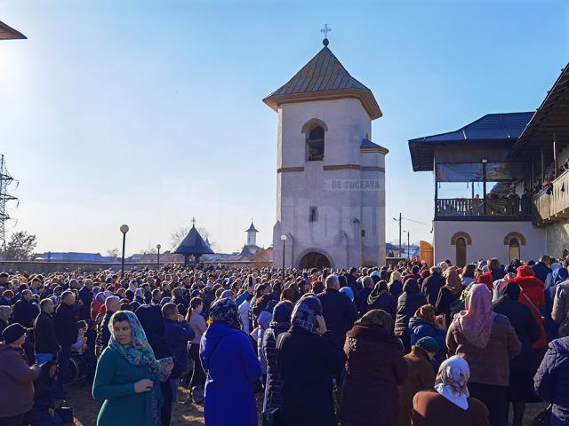 Mii de credincioși s-au adunat în curtea Mănăstirii Teodoreni, la slujba Sfântului Maslu