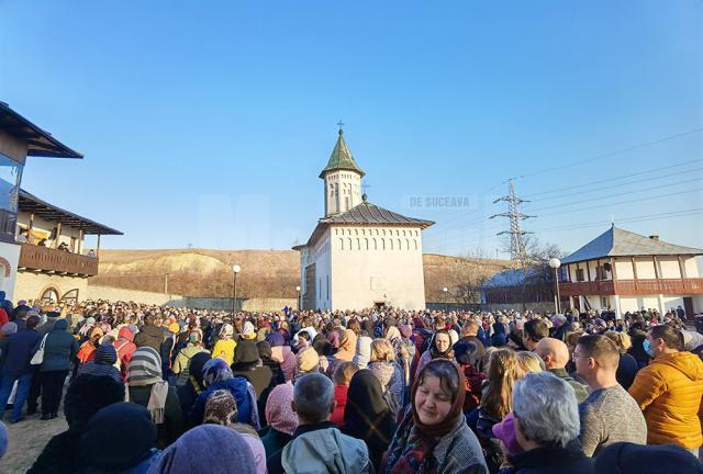 Mii de credincioși s-au adunat în curtea Mănăstirii Teodoreni, la slujba Sfântului Maslu