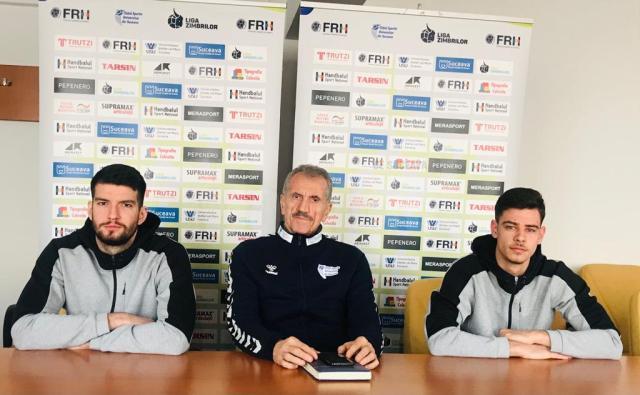 Petru Ghervan a venit la conferința de presă însoțit de jucătorii Alexandru Dascalu și Cosmin Lupu