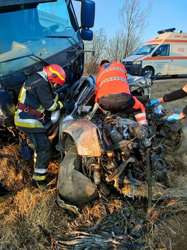 Autoturismul care s-a ciocnit violent cu un autotren