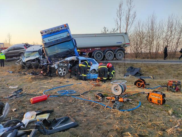 O femeie a murit, iar o alta a fost rănită grav, după ce autoturismul în care se aflau s-a ciocnit cu un autotren la Cornu Luncii