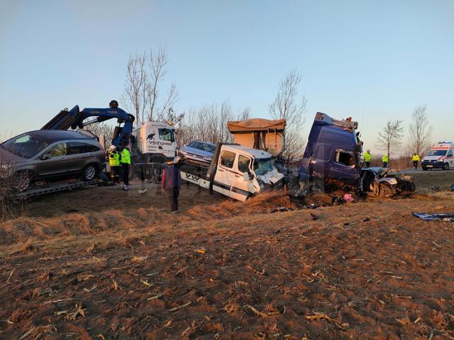 O femeie a murit, iar o alta a fost rănită grav, după ce autoturismul în care se aflau s-a ciocnit cu un autotren la Cornu Luncii