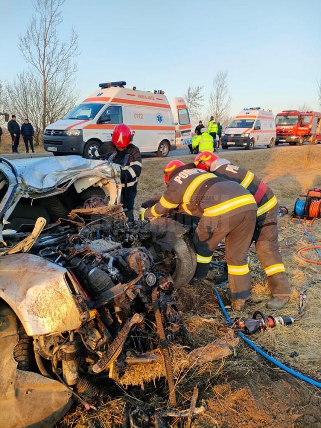 O femeie a murit, iar o alta a fost rănită grav, după ce autoturismul în care se aflau s-a ciocnit cu un autotren la Cornu Luncii