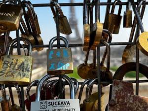 Lacăt cu cod către aplicația turistică a Sucevei, atașat lângă Turnul Eiffel, în Paris