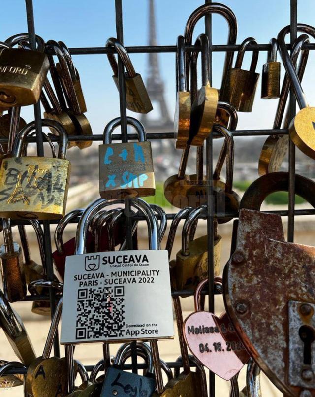 Lacăt cu cod către aplicația turistică a Sucevei, atașat lângă Turnul Eiffel, în Paris