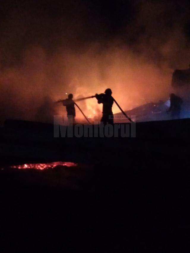 Trei gospodării din Câmpulung Moldovenesc, afectate de un uriaș incendiu