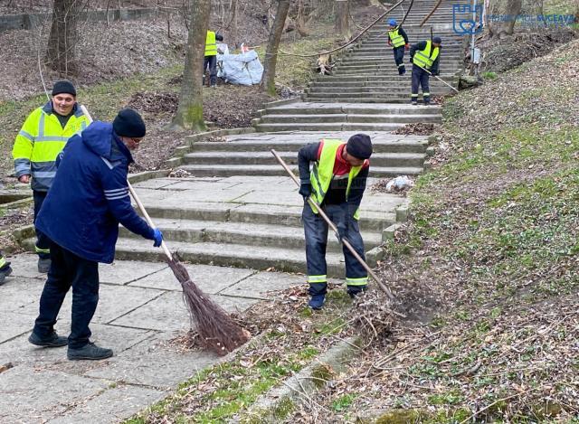 Parcul Șipote și Păduricea Zamca au fost igienizate printr-o acțiune organizată de Primăria Suceava