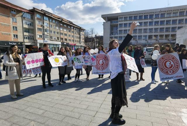 Zeci de tineri cu pancarte și bannere cu mesaje antiavort, de susținere a miracolului vieții, la evenimentul organizat de Buna Vestire, în centrul Sucevei