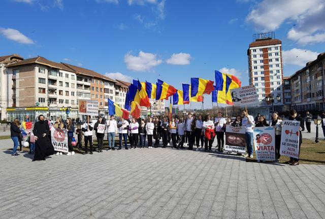 Mesaje antiavort și tineri cu drapelul național, la „Marșul pentru viață”, în centrul Sucevei