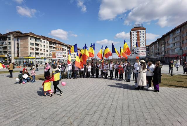 Mesaje antiavort și tineri cu drapelul național, la „Marșul pentru viață”, în centrul Sucevei