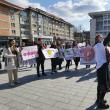 Zeci de tineri cu pancarte și bannere cu mesaje antiavort, de susținere a miracolului vieții, la evenimentul organizat de Buna Vestire, în centrul Sucevei