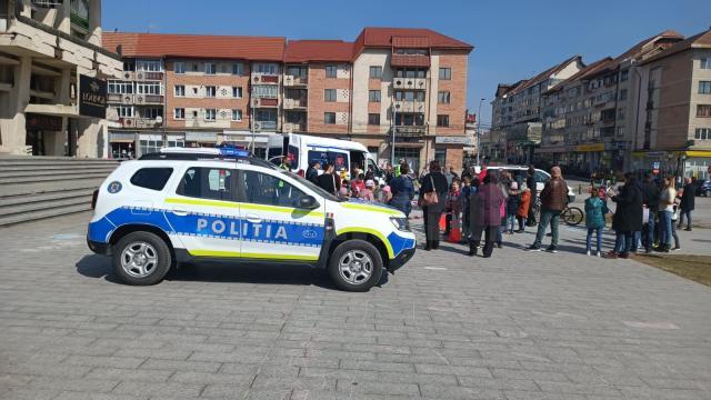 Peste 300 de copii au fost în centrul Sucevei pentru a vedea ”mascații” și tehnica Poliției