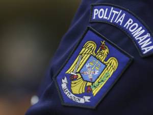 Polițiștii i-au găsit unei femei, în coc, o bancnotă furată