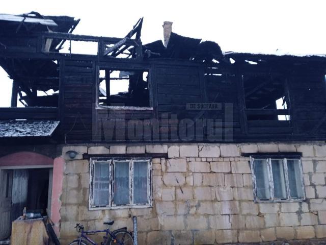 Casa parțial distrusă de incendiu