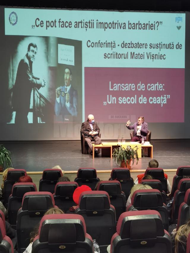 Conferință-dezbatere între maestrul Matei Vișniec și primarul Sucevei, Ion Lungu, în sala de spectacole a teatrului