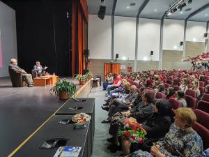 Conferință-dezbatere între maestrul Matei Vișniec și primarul Sucevei, Ion Lungu, în sala de spectacole a teatrului
