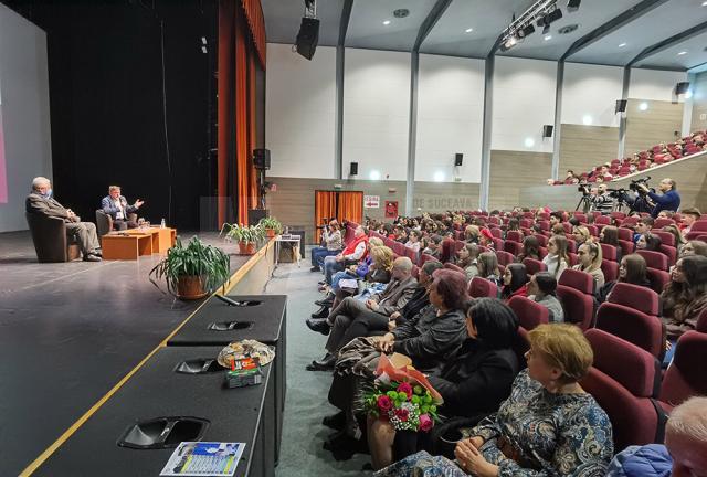 Conferință-dezbatere între maestrul Matei Vișniec și primarul Sucevei, Ion Lungu, în sala de spectacole a teatrului