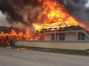 Gospodărie distrusă de un puternic incendiu, la Capu Câmpului