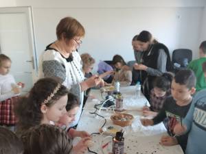 Activitate catehetică și atelier tradițional de încondeiere a ouălor, la Parohia Sfântul M. Mc. Gheorghe, cartierul Burdujeni, Protopopiatul Suceava I
