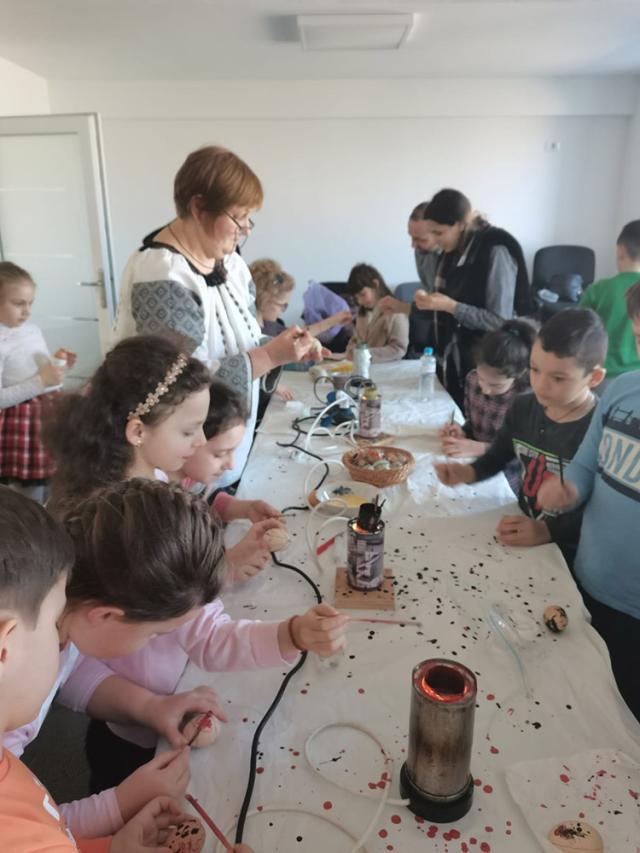 Activitate catehetică și atelier tradițional de încondeiere a ouălor, la Parohia Sfântul M. Mc. Gheorghe, cartierul Burdujeni, Protopopiatul Suceava I