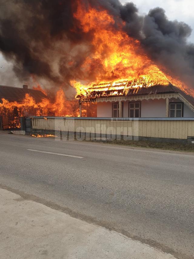 Gospodărie distrusă de un puternic incendiu, la Capu Câmpului