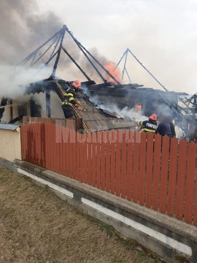 Gospodărie distrusă de un puternic incendiu, la Capu Câmpului