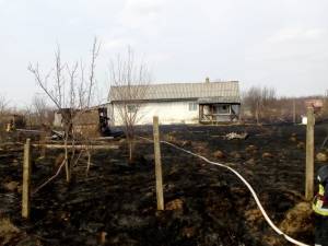 Un incendiu de vegetație s-a extins la o anexă și a pus în pericol  o casă