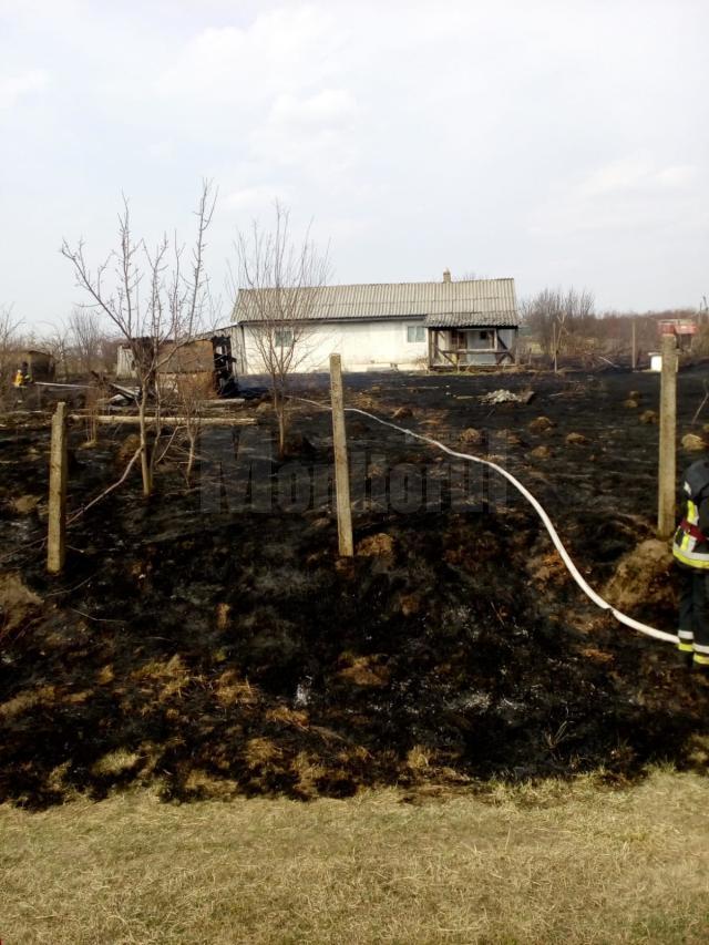 Un incendiu de vegetație s-a extins la o anexă și a pus în pericol  o casă