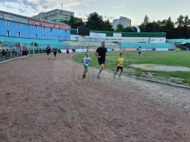 Viceprimarul Lucian Harșovschi la alergat cu băieții săi, pe pista de atletism a Stadionului Areni