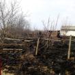 Un incendiu de vegetație s-a extins la o anexă și a pus în pericol o casă