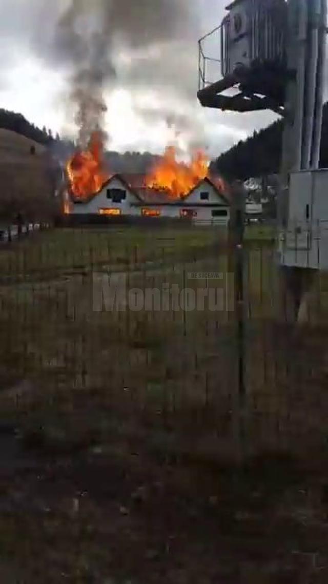 Clădirea a ars violent