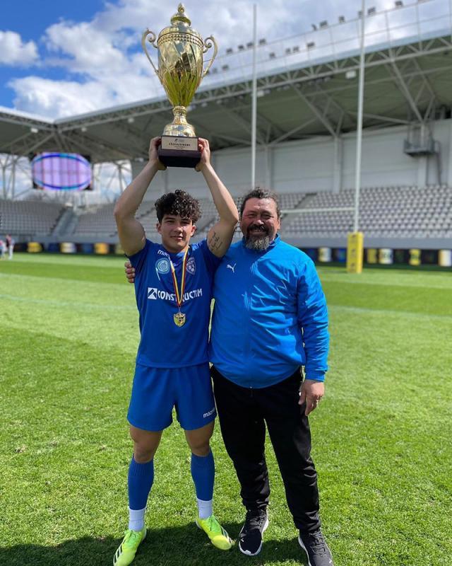 Alin Conache, alături de tatăl său, ridicând trofeul Cupa României