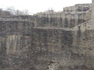 Se prăbușesc bucăți din zidul ”Ștefan cel Mare” al Cetății de Scaun a Sucevei