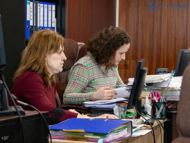 Salariați ai Primăriei Suceava din cadrul Serviciului Proiecte Europene, care au întocmit și depus proiecte în valoare de 13 milioane de euro, prin PNRR