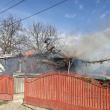 Casă mistuită de un incendiu plecat de la o sobă improvizată