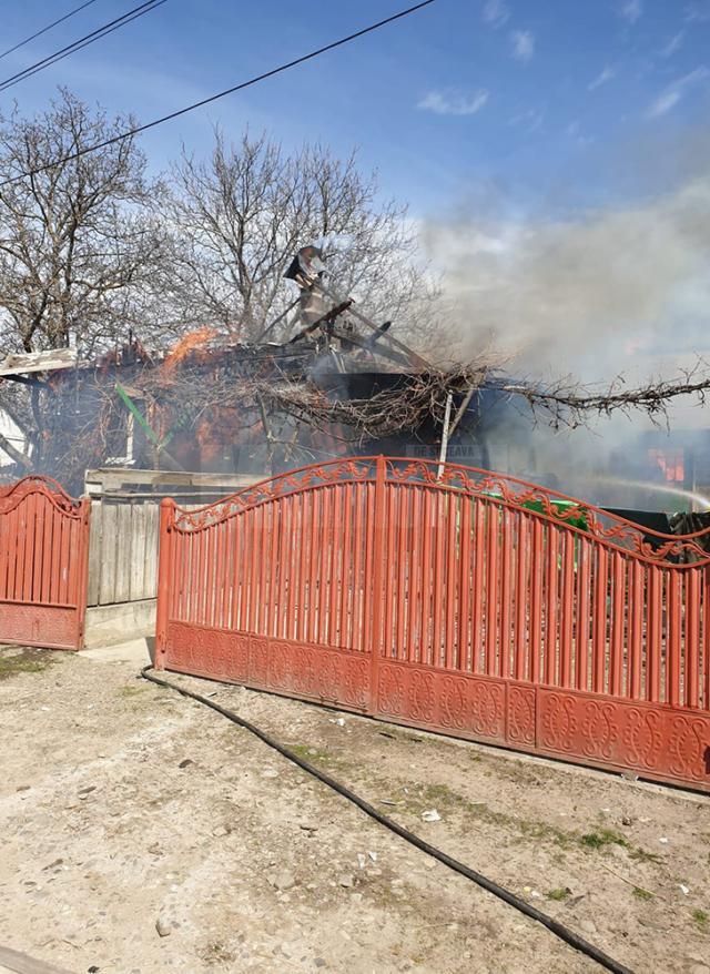 Casă mistuită de un incendiu plecat de la o sobă improvizată