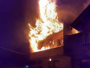 Incendiu puternic la trei locuințe lipite ale romilor din Bosanci