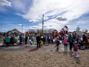 Inaugurarea primului loc de joacă din localitatea Satu Mare amenajat de EGGER în cooperare cu administrația locală