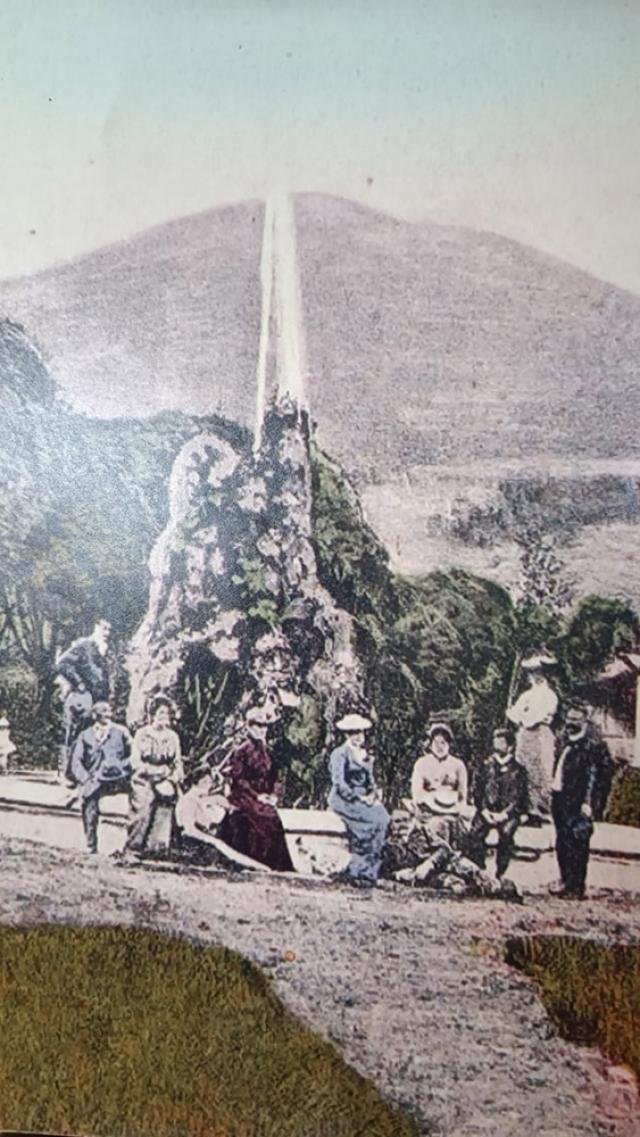 Imagini cu apa care țîșnea din stâncă acum un secol