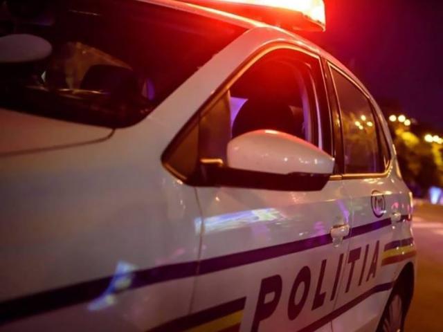Un „șofer” fără permis s-a răsturnat cu mașina în timp ce fugea de polițiști Foto romania24.ro