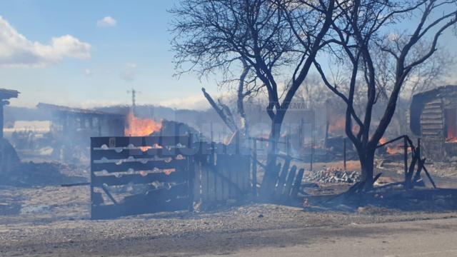 Două gospodării au fost distruse la Marginea de un puternic incendiu