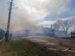 Două gospodării au fost distruse la Marginea de un puternic incendiu