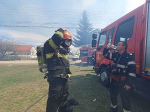 Două gospodării au fost distruse la Marginea de un puternic incendiu