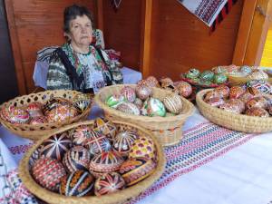25 de meșteri populari expun produsele create de ei, prin rotație, timp de 24 de zile, Târgul de Paște „ Produs în Bucovina”, deschis în centrul Sucevei