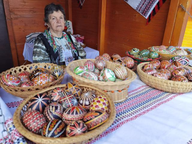 25 de meșteri populari expun produsele create de ei, prin rotație, timp de 24 de zile, Târgul de Paște „ Produs în Bucovina”, deschis în centrul Sucevei