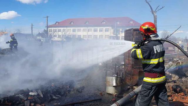 Pentru stingerea incendiului au lucrat pompieri militari și civili cu nu mai puțin de zece autospeciale