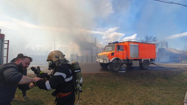 Două gospodării au fost distruse într-un incendiu, iar șase persoane au avut nevoie de îngrijiri medicale